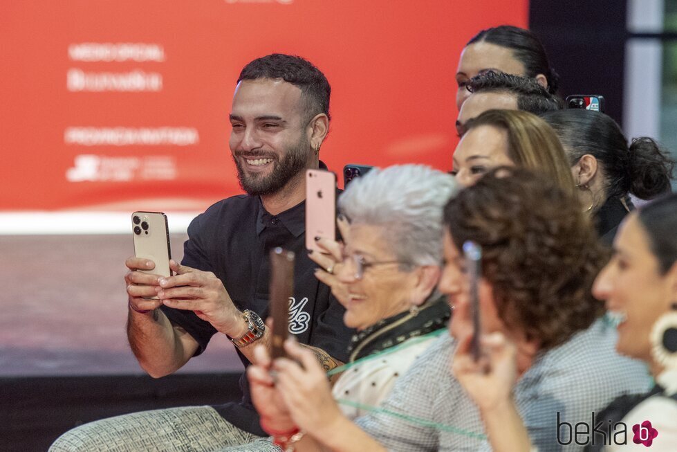Manuel Cortés viendo a su hija y su sobrina en la SIMOF 2024