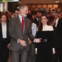 Los Reyes Felipe y Letizia, muy divertidos en FITUR 2024