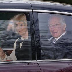 Los Reyes Carlos y Camilla saliendo de Clarence House tras conocerse el diagnóstico de cáncer