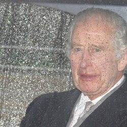 El Rey Carlos III en su regreso a Londres para seguir su tratamiento contra el cáncer