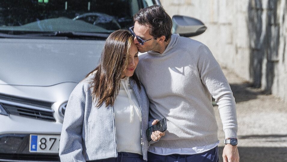 Íñigo Onieva dándole un beso en la frente a Tamara Falcó