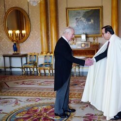 El Rey Carlos III recibe las cartas credenciales del Embajador de Argelia en Buckingham Palace