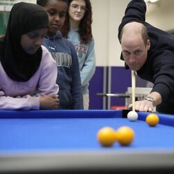 El Príncipe Guillermo jugando al billar en un centro juvenil