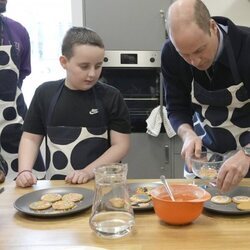 El Príncipe Guillermo decorando unas galletas en un centro juvenil en Hammersmith y Fulham