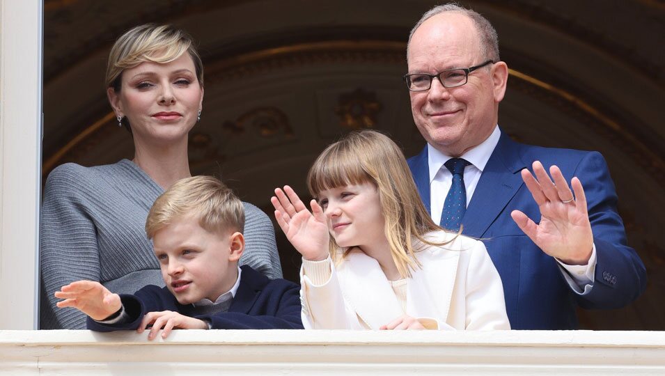 Alberto y Charlene de Mónaco y sus hijos Jacques y Gabriella en el 66 cumpleaños de Alberto de Mónaco