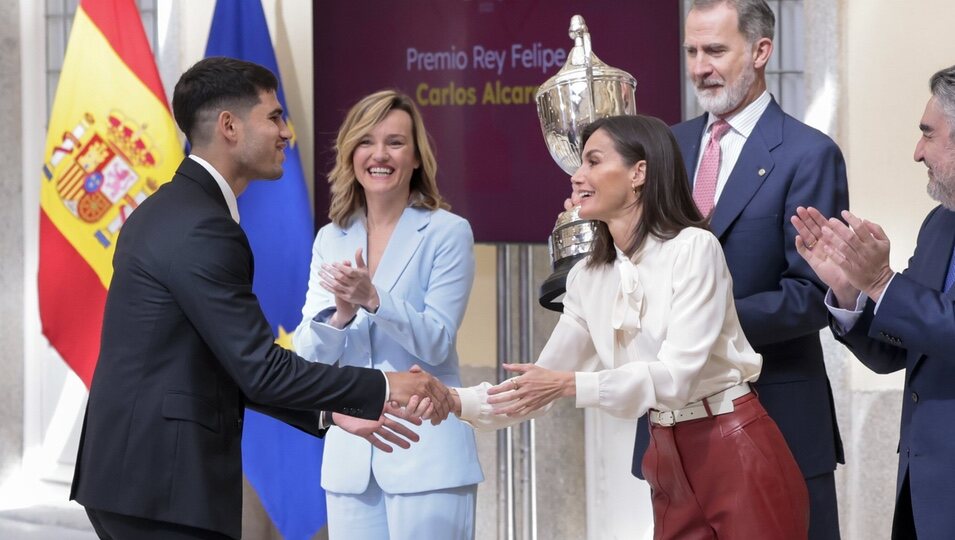 Queen Letizia saluda a Carlos Alcaraz en la entrega de los National Sports Awards 2022