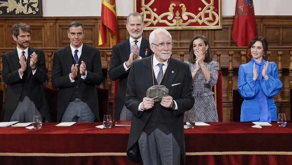 Luis Mateo Díez, aplaudido por los Reyes Felipe y Letizia en la entrega del Premio Cervantes 2023