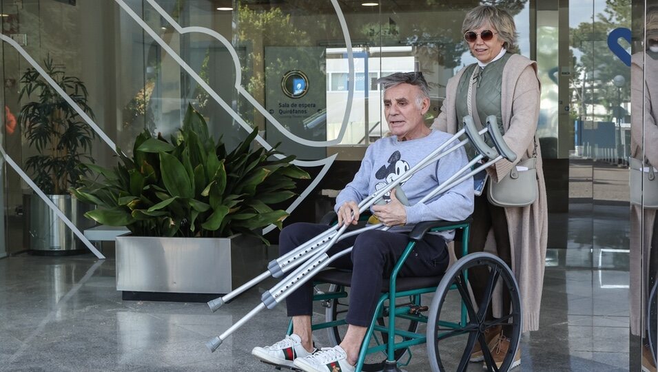 Joaquín Torres, a su salida del hospital tras recibir el alta