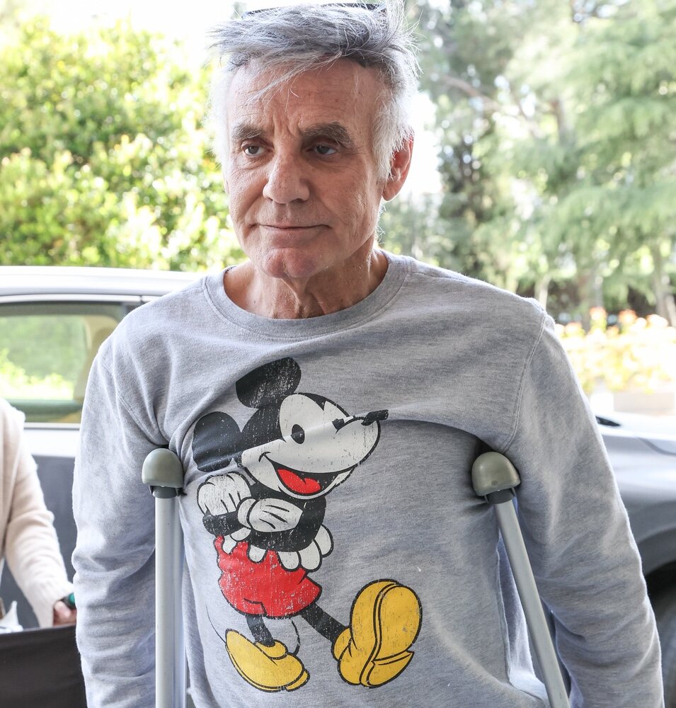 Joaquín Torres con muletas después de recibir el alta