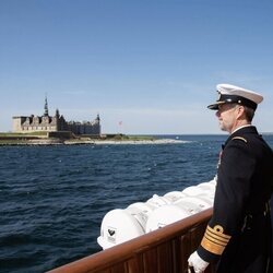 Federico de Dinamarca ante el Castillo de Kronborg en su primer viaje en el Dannebrog como Rey de Dinamarca