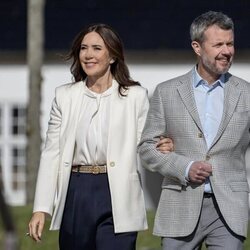 Federico y Mary de Dinamarca, cogidos del brazo en Fredensborg tras su mudanza a la Cancillería