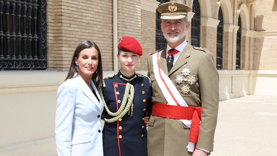 La Reina Letizia, la Princesa Leonor y el Rey Felipe VI en su jura de bandera en el 40 aniversario