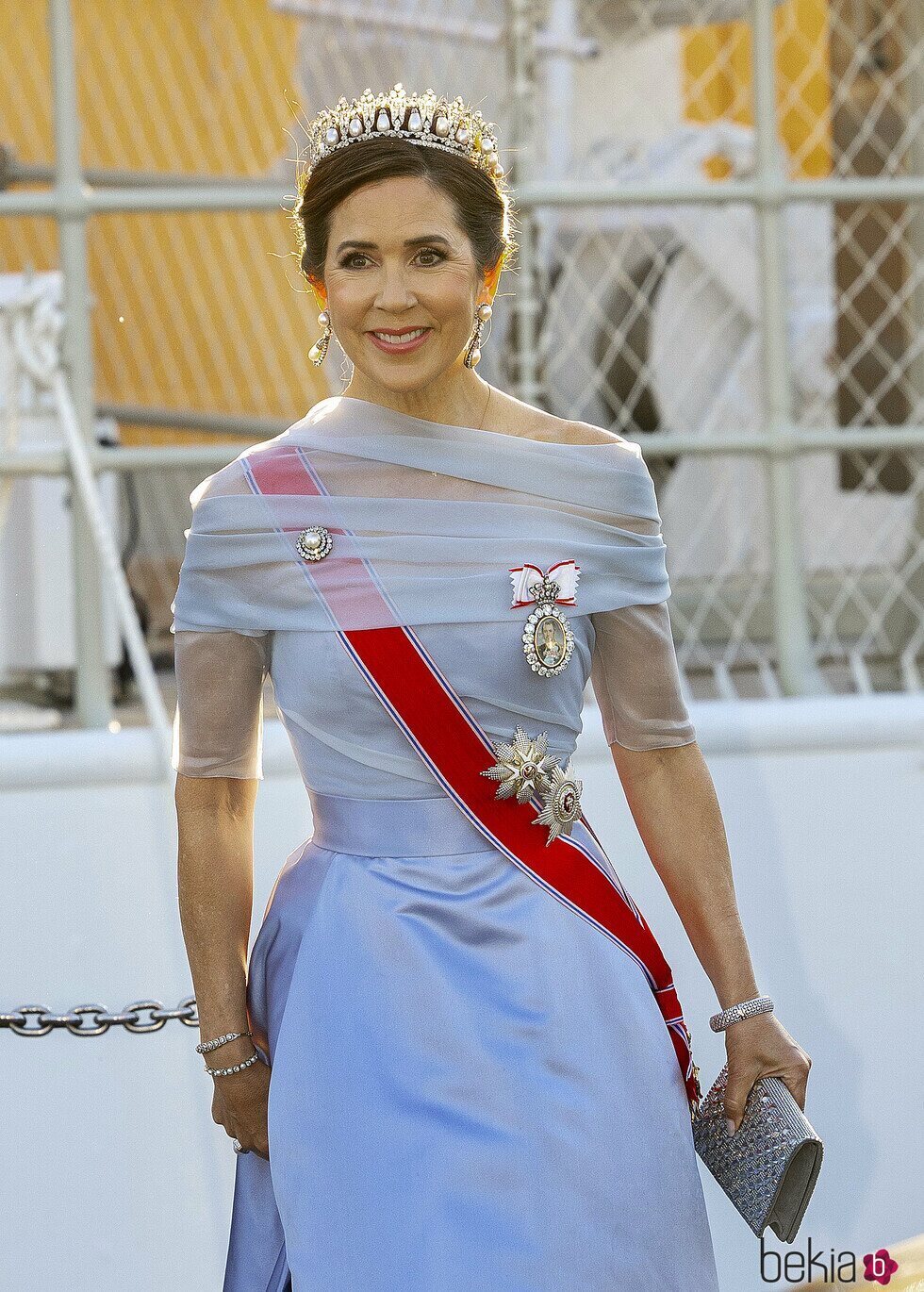 Mary de Dinamarca con la Tiara Pearl Poiré y el vestido retocado de la boda de Carlos Felipe y Sofia de Suecia