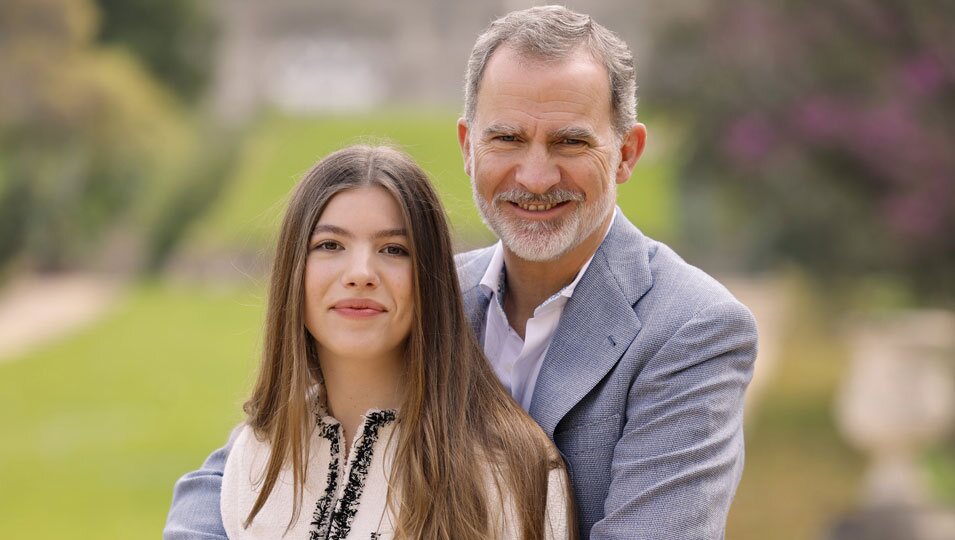 El Rey Felipe posa con la Infanta Sofía para el reportaje por el 20 aniversario del Rey Felipe y la Reina Letizia