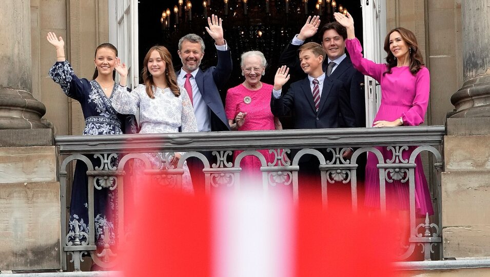 La Familia Real danesa sale a saludar por el 56 cumpleaños del Rey Federico de Dinamarca