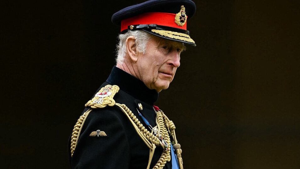 El Rey Carlos III en una ceremonia militar en Windsor