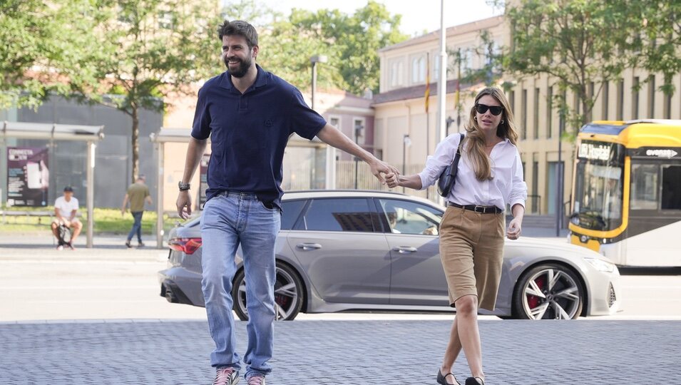 Gerard Piqué y Clara Chía, cogidos de la mano de camino a declarar en un juzgado