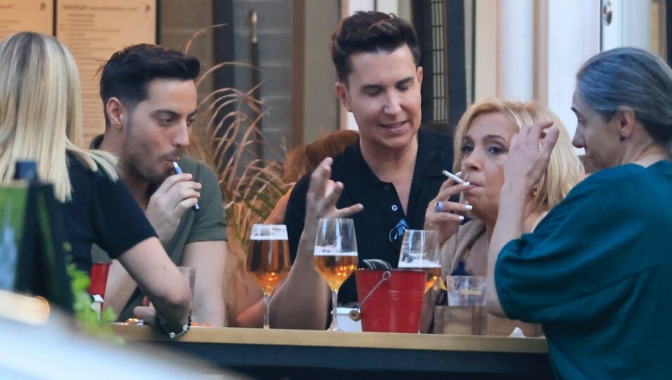Carmen Borrego y Omar Suárez tomando algo tras la misa en honor a María Teresa Campos