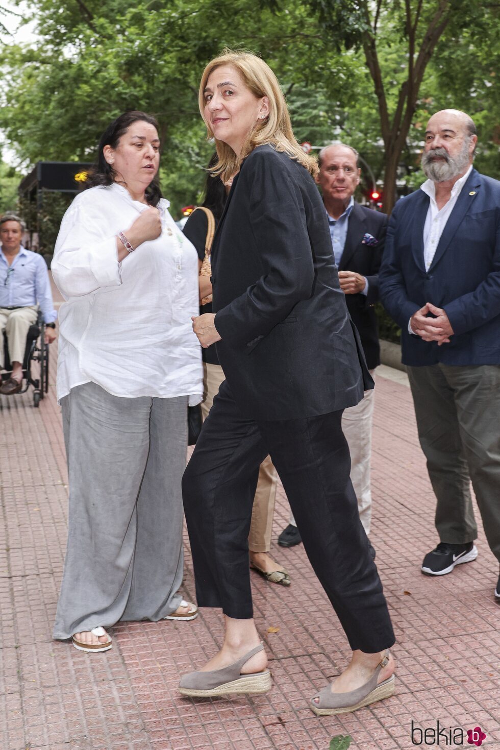 La Infanta Cristina, Antonio Resines y Ana Pérez-Lorente en el funeral de la hermana de Lorenzo Caprile