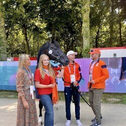 Guillermo Alejandro y Máxima de Holanda y Amalia de Holanda en los establos en París 2024 