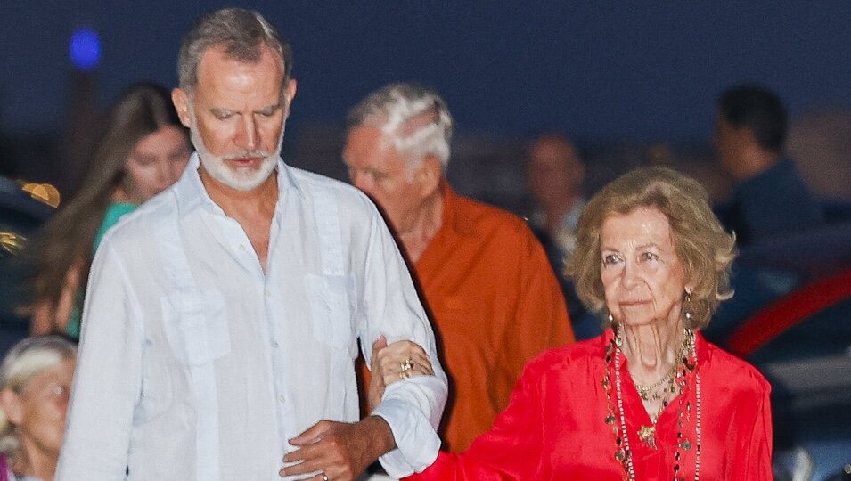 El Rey Felipe VI y la Reina Sofía en una cena en un restante de Portitxol durante sus vacaciones en Mallorca