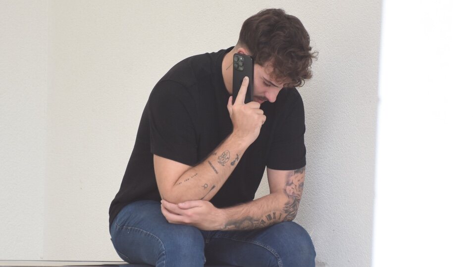 Fran, nieto de Julián Muñoz, en el tanatorio tras la muerte de su abuelo