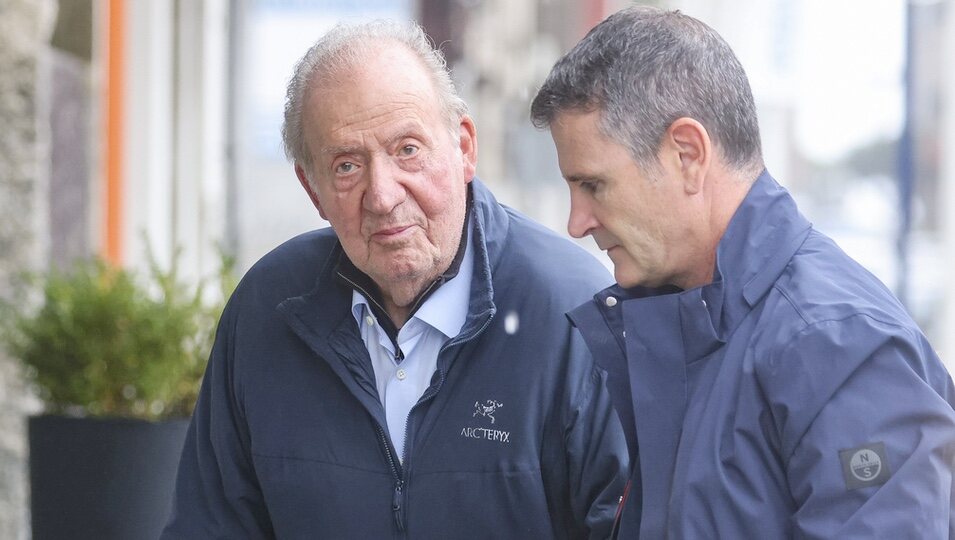 El Rey Juan Carlos y Vicente García-Mochales saliendo a comer en Sanxenxo