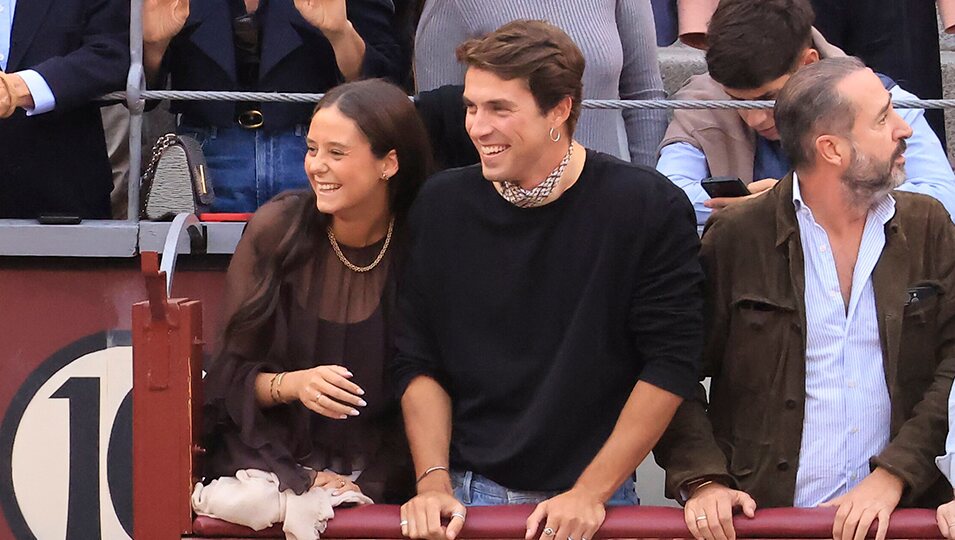Victoria Federica e Iván Bernabé riéndose en una corrida de toros de Roca Rey
