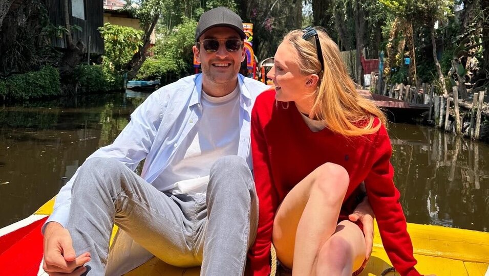 Sophie Turner y Peregrine Pearson muy enamorados