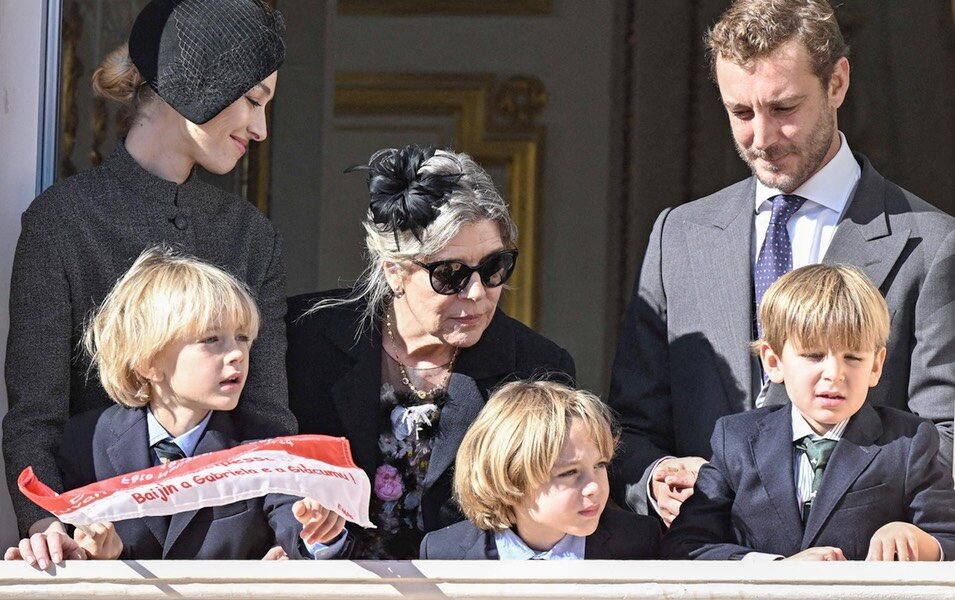 Carolina de Mónaco, Pierre Casiraghi y Beatrice Borromeo y sus hijos y Max Casiraghi 