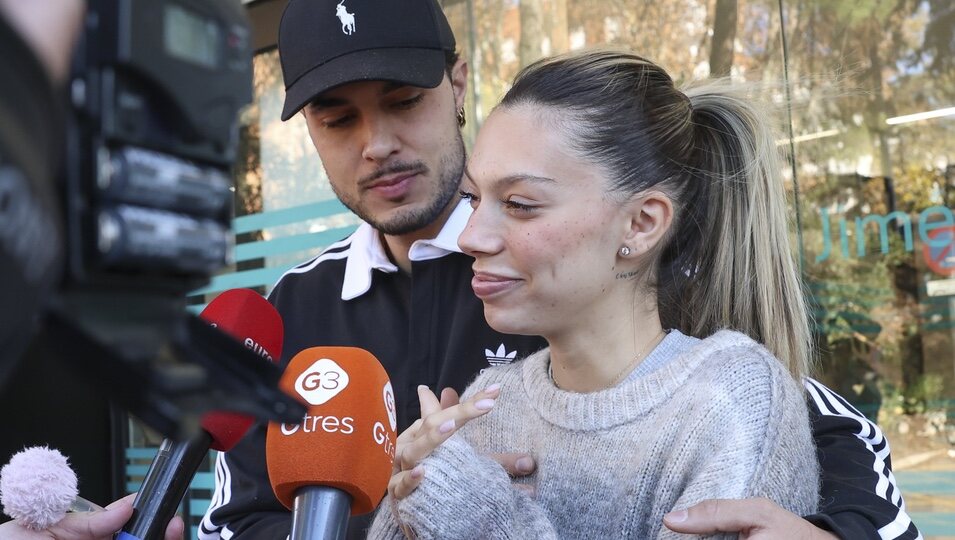 Carlo Costanzia y Alejandra Rubio atienden a la prensa tras haber sido padres