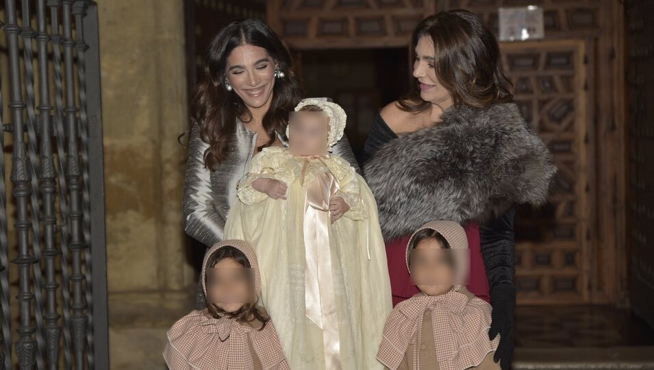 Alma Bollo y su madre Raquel Bollo con sus hijos y sobrina en el bautizo de Miguel