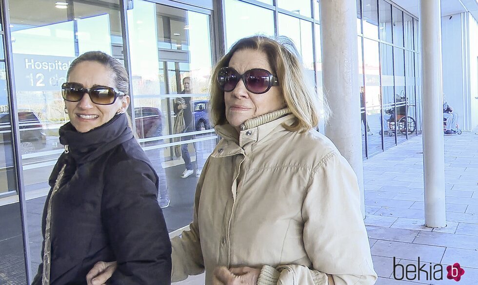 Natalia Figueroa y su hija Alejandra Martos visitan a Raphael en el hospital