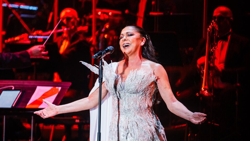 Isabel Pantoja cantando en Starlite Navidad 2024
