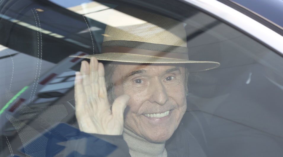 Raphael recibe el alta y saluda a la prensa desde el coche