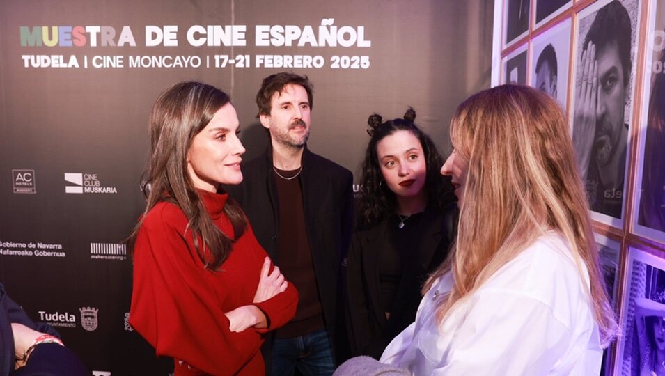 La Reina Letizia hablando con la directora de 'Destellos' en la Muestra de Cine Español de Tudela