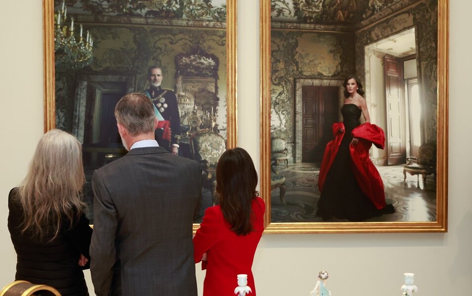 Annie Leibovitz y los Reyes Felipe y Letizia ante sus retratos en el Banco de España