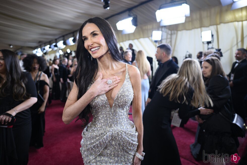Demi Moore durante su paso por la alfombra roja de los Oscars 2025