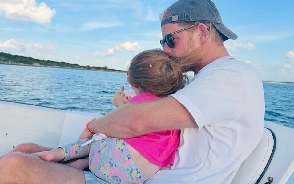 El Príncipe Harry con su hija Lilibet Diana en una lancha