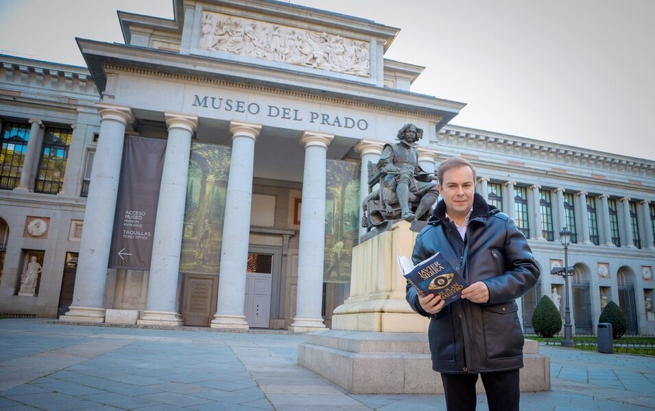 Javier Sierra ante el Museo del Prado