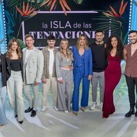 Los participantes de 'La isla de las tentaciones 8' y Sandra Barneda en la rueda de prensa final