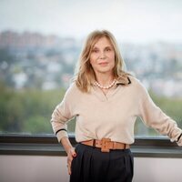 Pilar Eyre en un posado por la publicación de su novela 'Señoras bien'