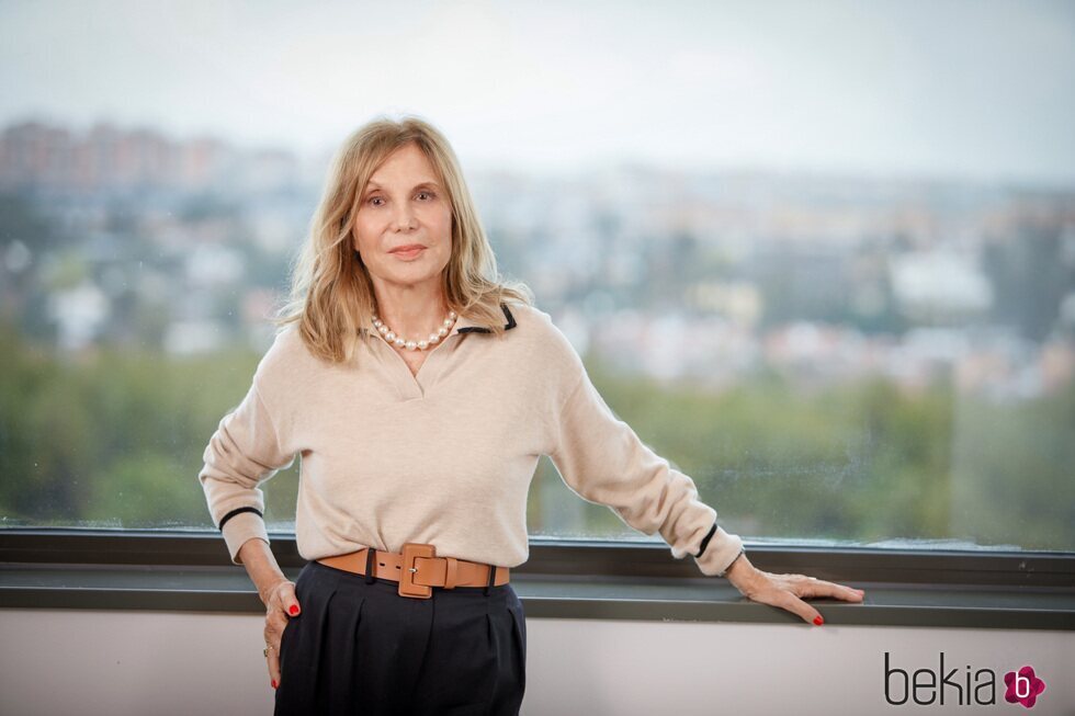 Pilar Eyre en un posado por la publicación de su novela 'Señoras bien'