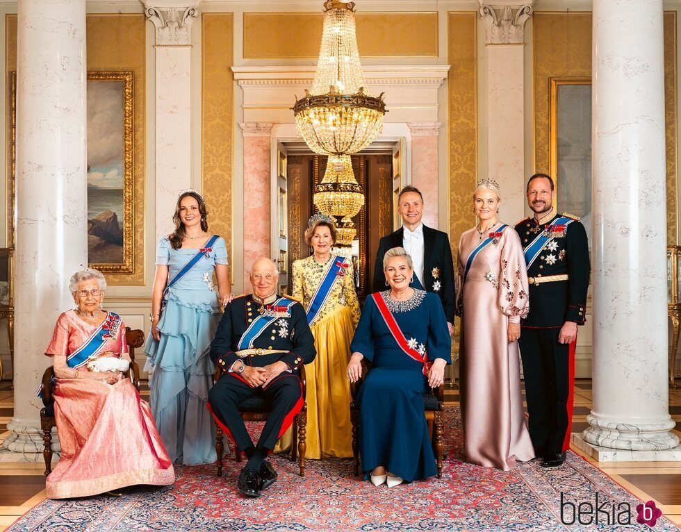 La Familia Real Noruega con Ingrid Alexandra de Noruega por primera vez en la cena de gala por la Visita de Estado de la Presidenta de Islandia