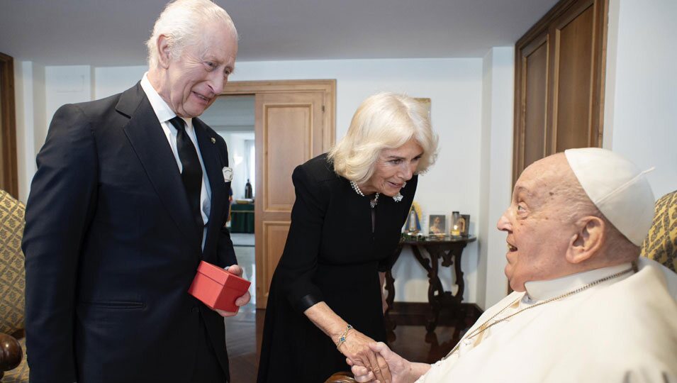 Los Reyes Carlos y Camilla visitan al Papa Francisco en un momento de su Visita de Estado a Italia