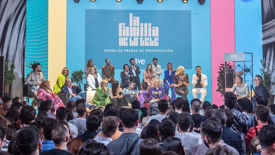 Presentadores y colaboradores en la presentación de 'La familia de la tele'