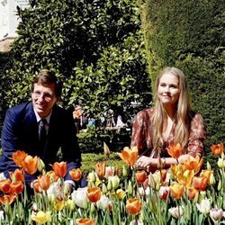 Almeida y Amalia de Holanda en la inauguración de un jardín de tulipanes en Madrid