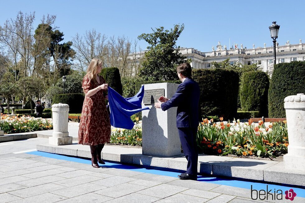 Amalia de Holanda y Almeida descubriendo una placa en la inauguración del jardín de tulipanes regalado por Amalia de Holanda