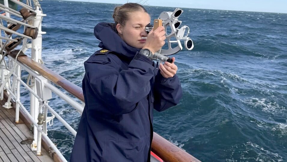 La Princesa Leonor con un sextante durante su crucero de instrucción en el Juan Sebastián de Elcano