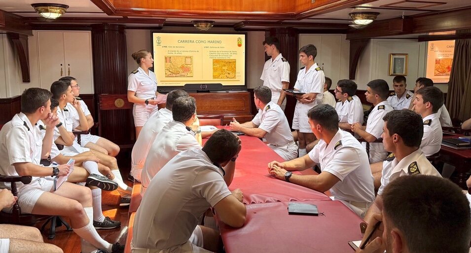 La Princesa Leonor y sus compañeros en una presentación en el Elcano
